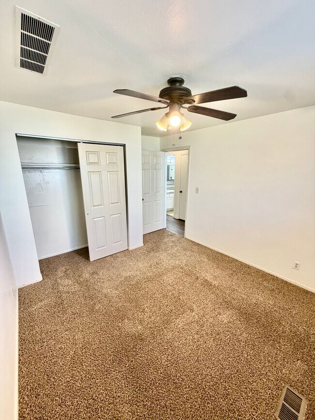 Building Photo - 8287 Ivy Dr