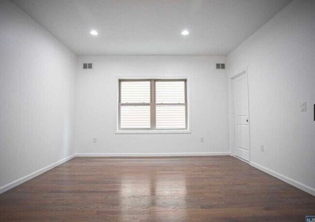 Building Photo - 5105 Meadowview Ave