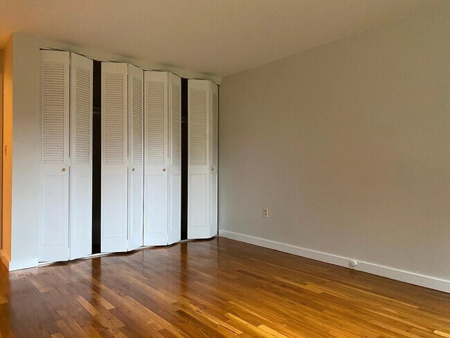 Building Photo - 160 Fairfield Woods Rd