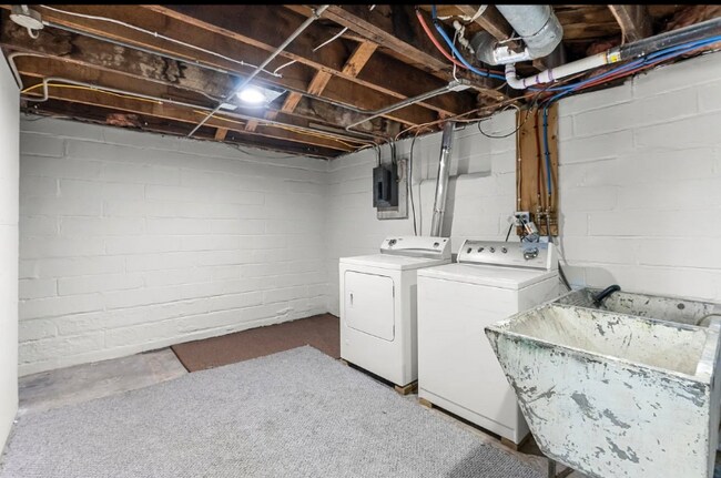 Building Photo - 383 N Dewey St