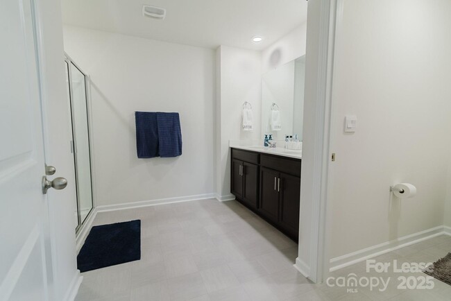 Building Photo - 2226 Redstone Dr