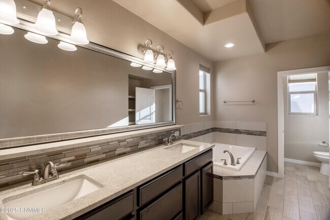 Building Photo - 1415 San Bonifacio