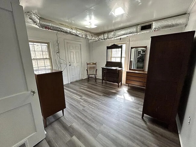 Building Photo - 4 Bedroom 2 Bathroom