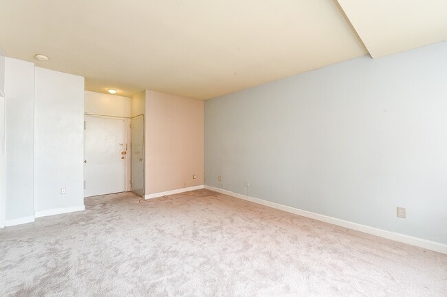 Building Photo - Charming & Bright Studio at River Place No...