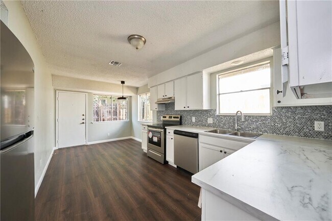 Building Photo - 902 Fieldwood Dr