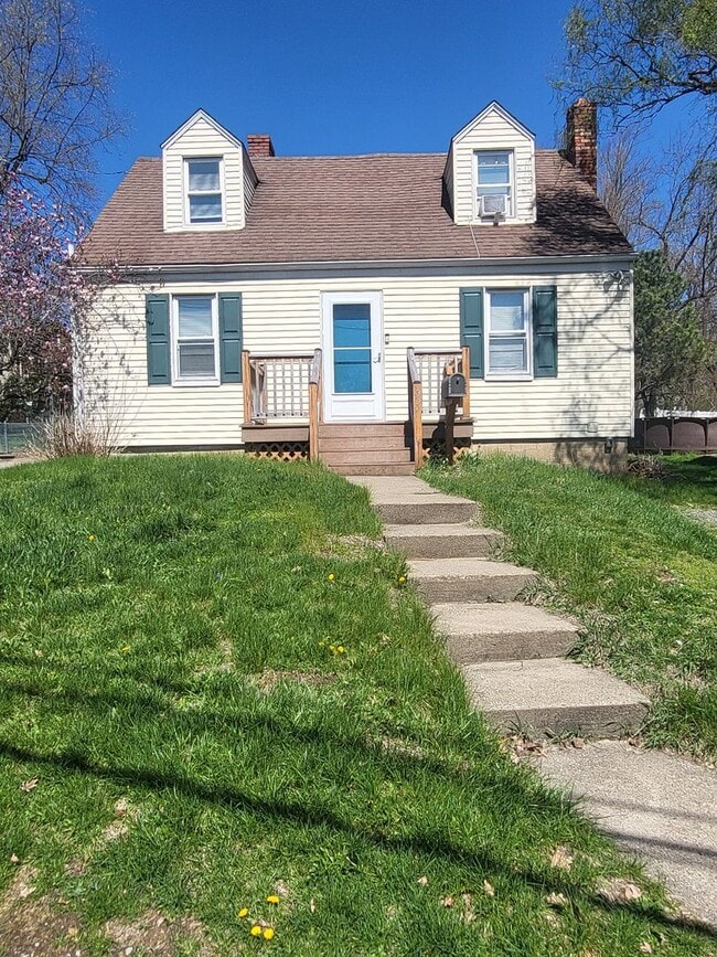 Building Photo - Three bedroom two bath located in North Hills!