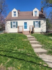 Building Photo - Three bedroom two bath located in North Hills!