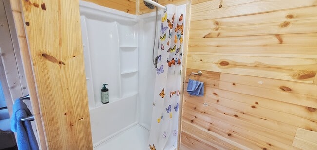 Building Photo - 683 Lakeside Dr