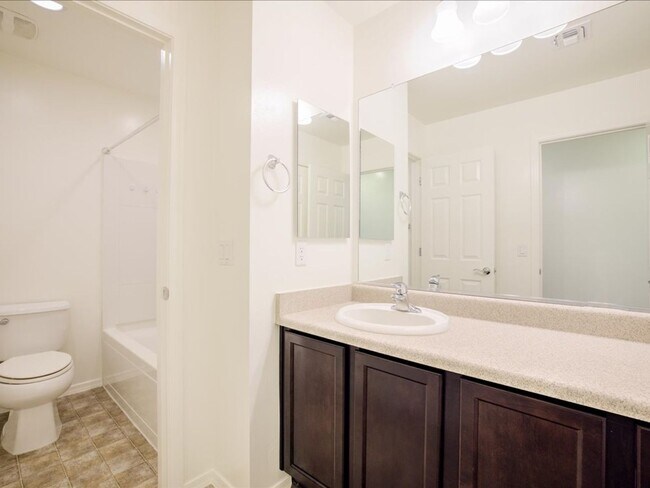 Building Photo - 4 Bedroom, 2.5 Bath COMMUNITY POOL!