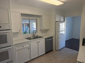 Building Photo - Charming 2BD/2BA Home in Sought-After Camarillo Springs Community!