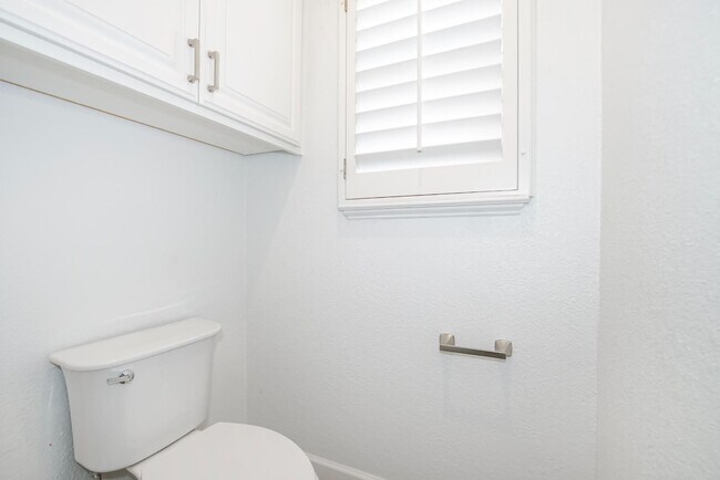 Building Photo - 918 Calle Cumbre Ct