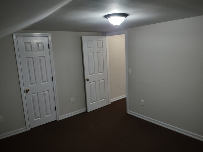 Building Photo - AVAILABLE 2BD 1.5 BTH!