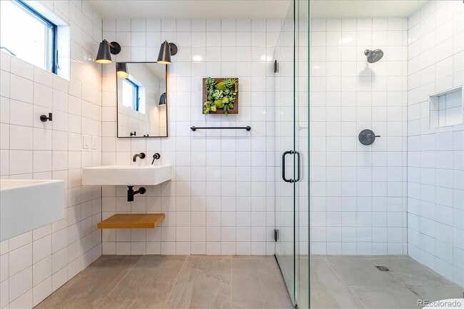 Building Photo - Contemporary Townhome in an Exceptional Su...