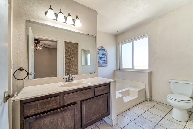 Building Photo - LARGE 5-bedroom 3 bath home in a great loc...