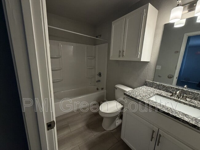 Building Photo - 801 W Vicksburg St