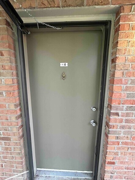 Building Photo - 2601 Hillsboro Pike