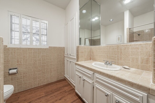 Building Photo - 2-bedroom, 2-bath condo located in the highly desirable Ridglea North neighborhood.