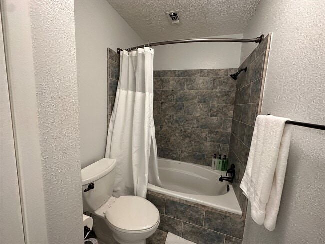 Building Photo - 13821 Hollowgreen Dr