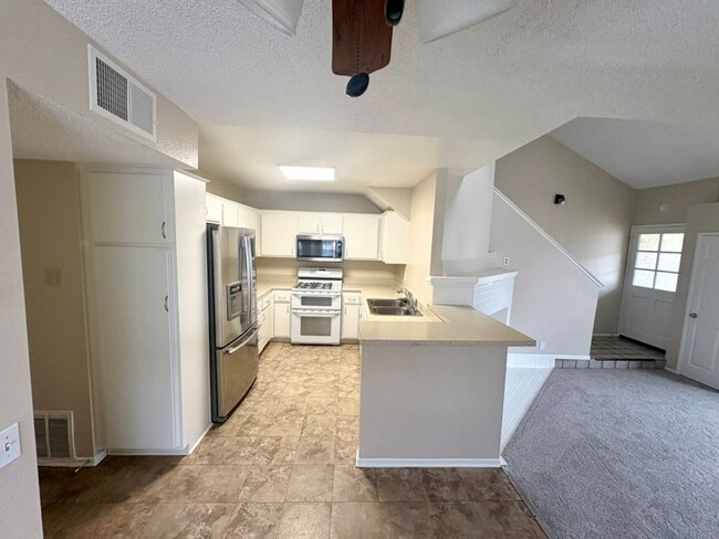 Building Photo - Beautiful Upland Townhome for Lease