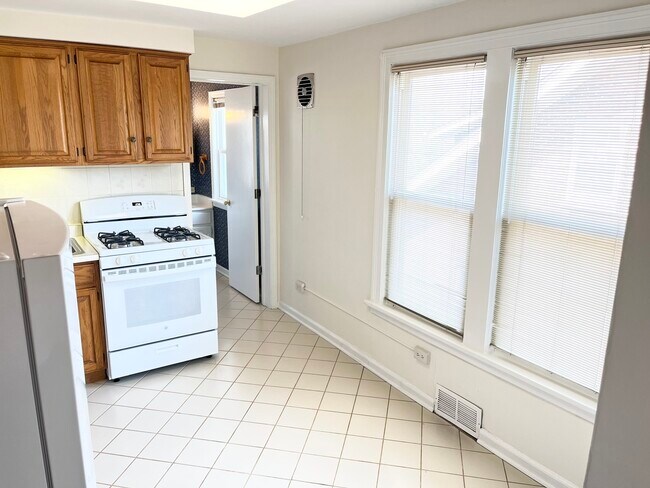 Building Photo - 1310 Wilmette Ave