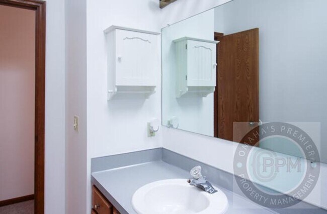 Building Photo - Spacious 3 Bedroom / 3 Bathroom Home!