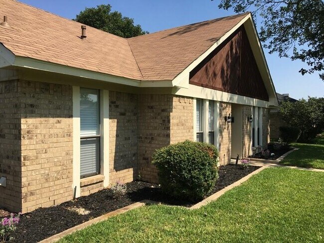 Building Photo - 3113 Kensington Dr