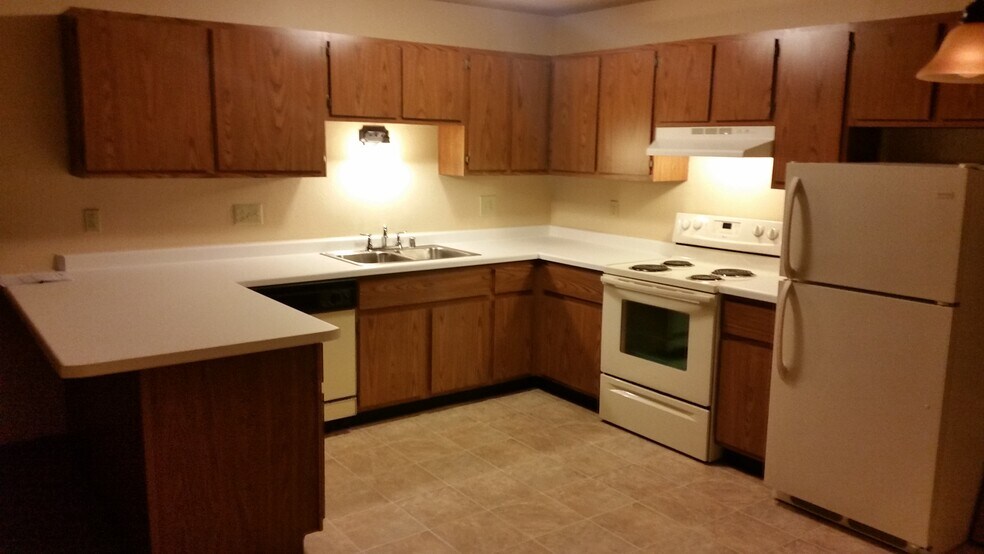 Large kitchen w/snack bar - 9915 W Oklahoma Ave