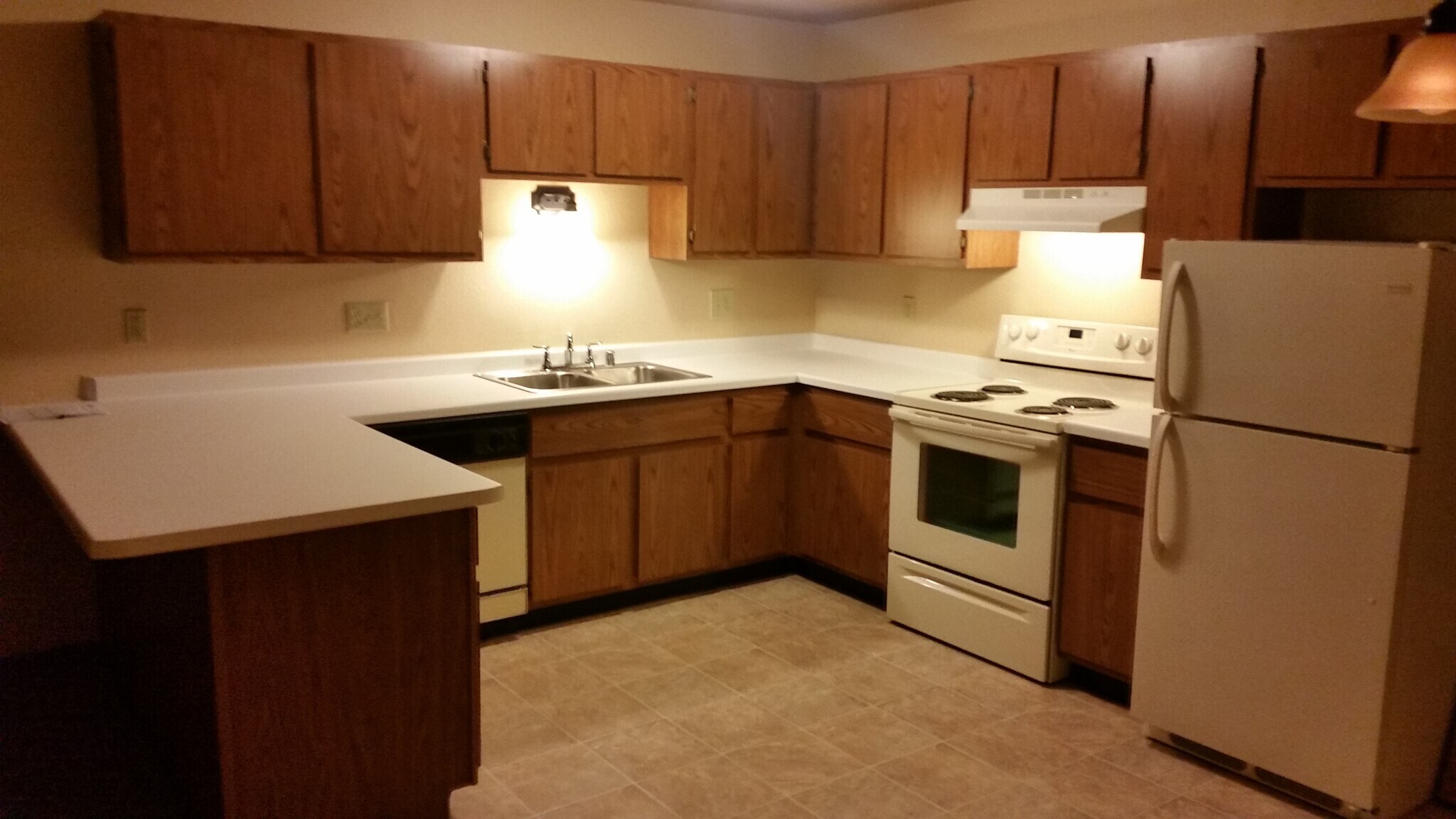 Large kitchen w/snack bar - 9915 W Oklahoma Ave