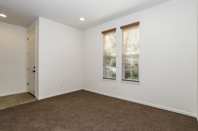 Building Photo - West Roseville Solar! 3 Bedroom, Plus den/...