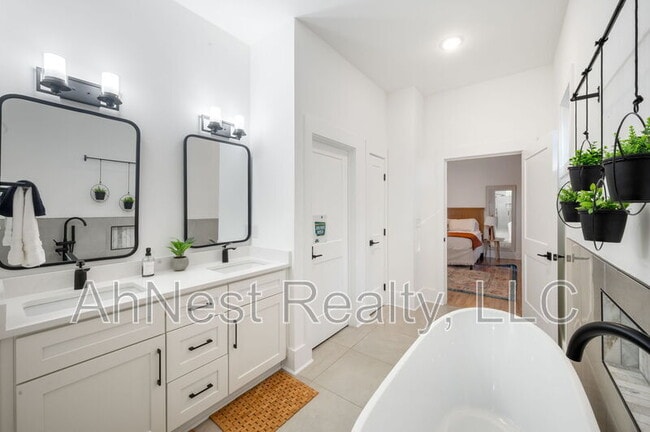 Building Photo - 1458 Beecher St SW