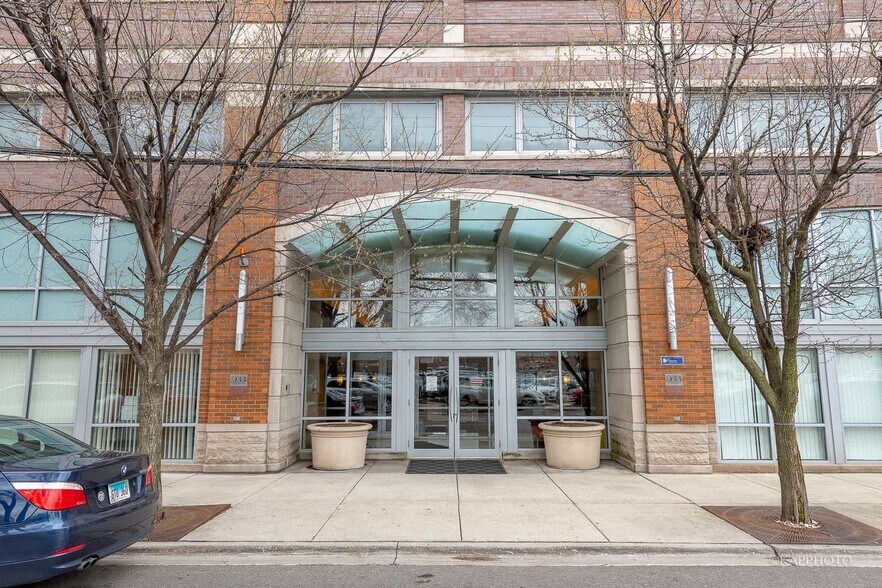 Building Photo - 933 W Van Buren St