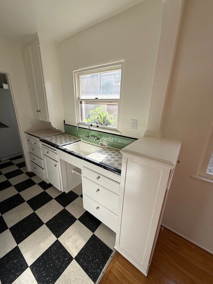 Building Photo - 826 Maltman Ave