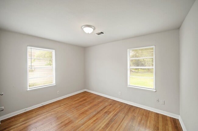 Building Photo - 5830 Glenhurst Dr