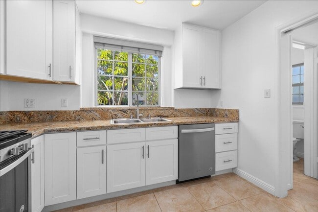 Building Photo - Corner lot home on a classic tree lined Beverly Hills street