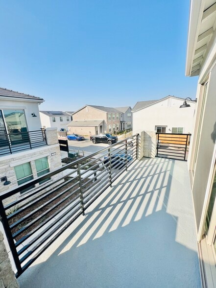 Building Photo - 2821 E Tamarind Dr