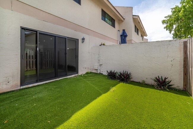 Building Photo - 2720 S Oakland Forest Dr