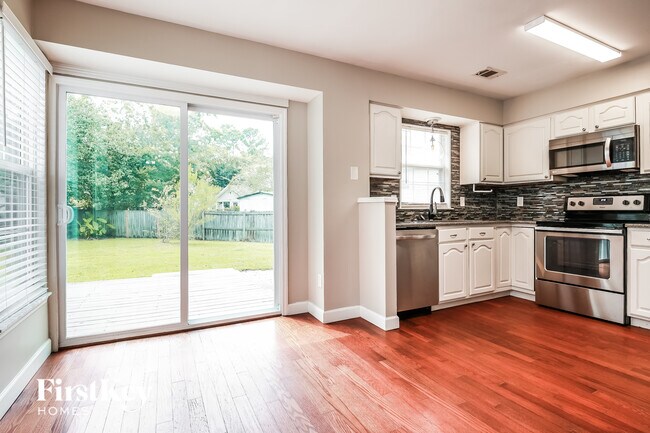 Building Photo - 8405 Old Carriage Ct