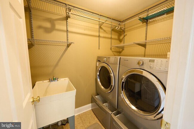 Building Photo - 423 N Orange St