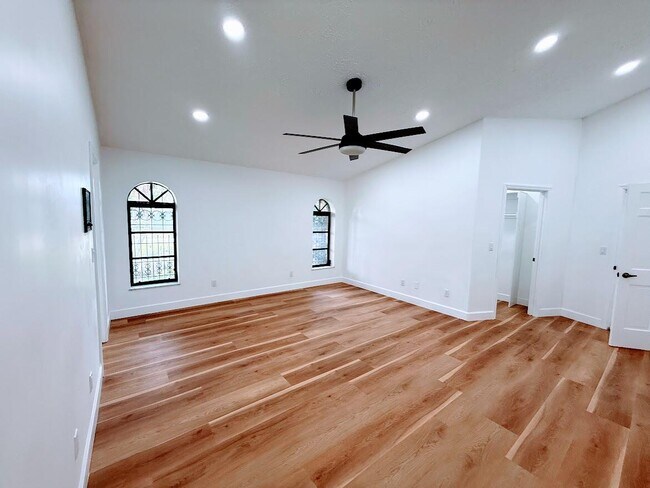 Building Photo - 465 SE Naranja Ave