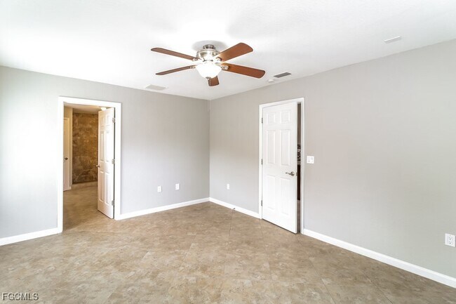 Building Photo - 2556 Traverse Ave