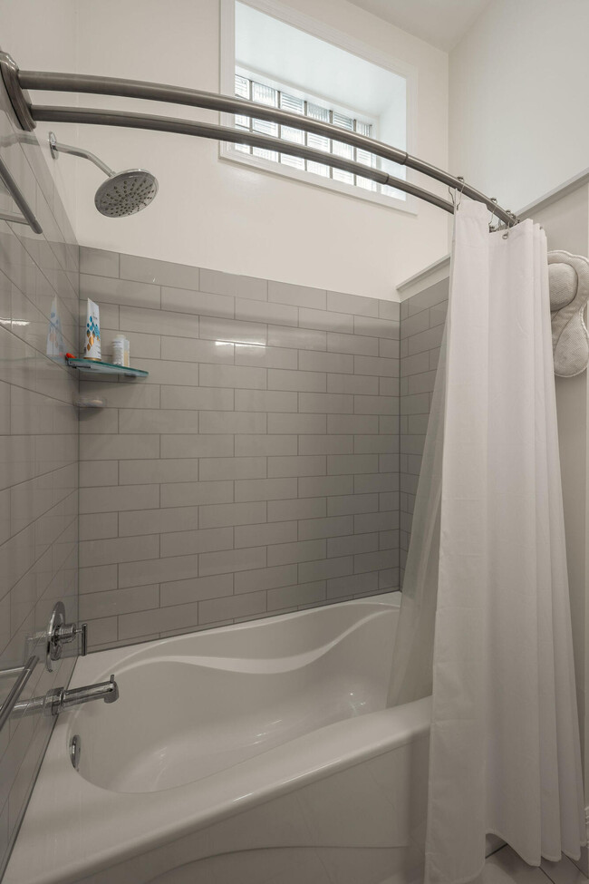 Building Photo - 225 Riverside Dr