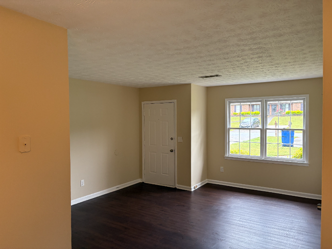 Building Photo - 527 Charleston Ln