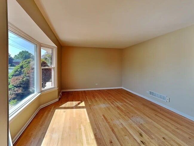 Building Photo - 7649 S Oconto Ave