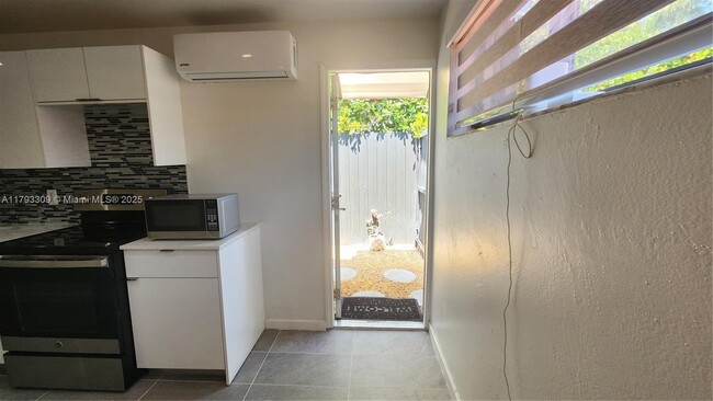 Building Photo - 9740 Colonial Dr
