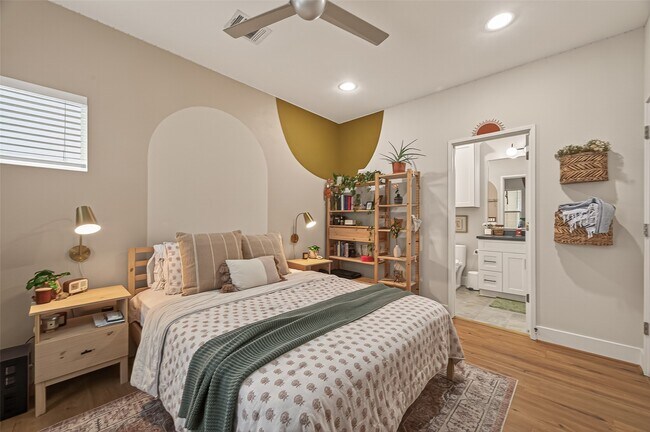 Building Photo - 1113 W 15th 1/2 St