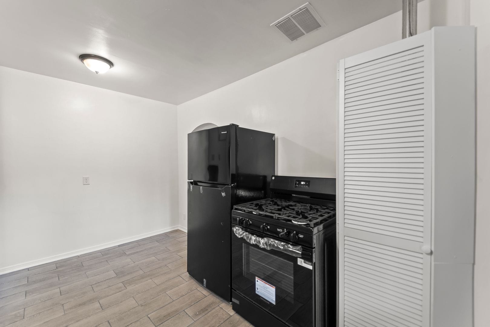 Building Photo - 10639 Fitzroy Ave