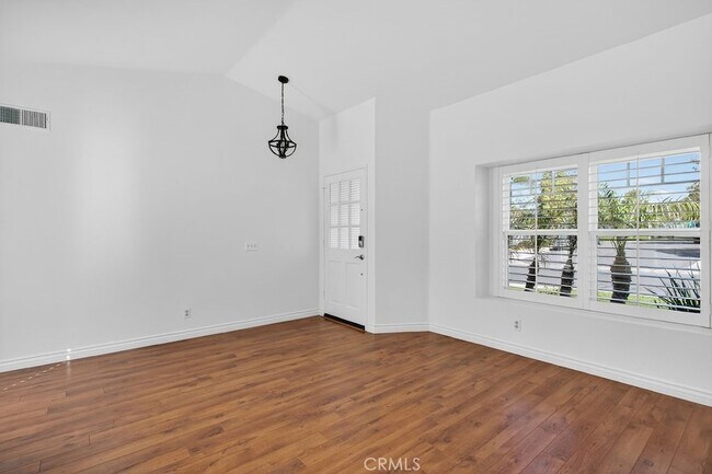 Building Photo - 14 Cll Alimar