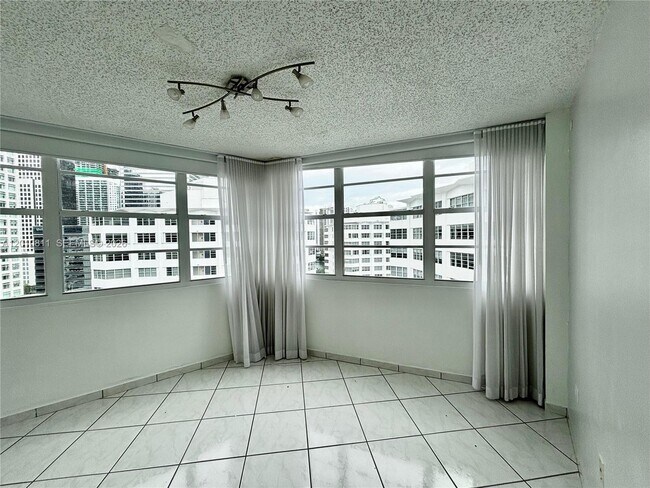 Building Photo - 999 Brickell Bay Dr