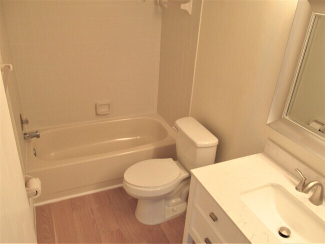 Building Photo - Water/Pool Front 2/2 Annual Unfurnished Condo 3rd  Floor Villa Palma Del Mar