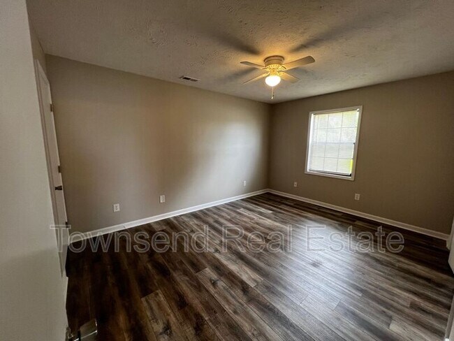 Building Photo - 1425 Ireland Dr